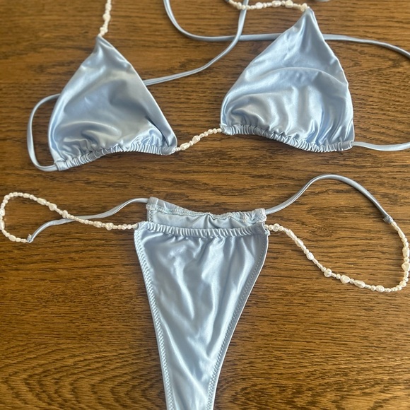 Oh Polly bikini set(KESHI
Pearl-Detail Triangle Bikini Top in Sky Blue - Picture 7 of 7